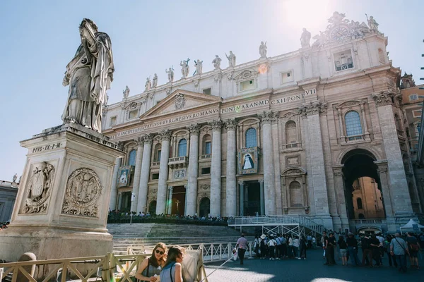 Saint Peters Basilica with tourists — Stock Photo, Image