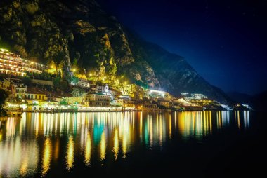 Işıklı şehir Limone sul Garda