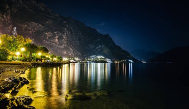 Işıklı şehir Limone sul Garda