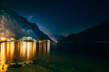Işıklı şehir Limone sul Garda