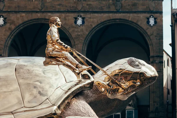 Escultura de tartaruga dourada — Fotografia de Stock