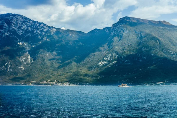 Scenic landscape of Garda lake — Stock Photo, Image