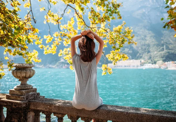 Jovem mulher no lago Garda — Fotografia de Stock