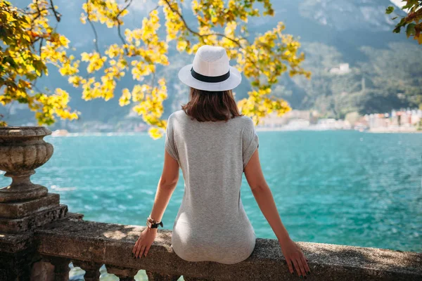 Frau entspannt sich am Gardasee — Stockfoto