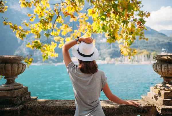 Mulher relaxante no lago Garda — Fotografia de Stock