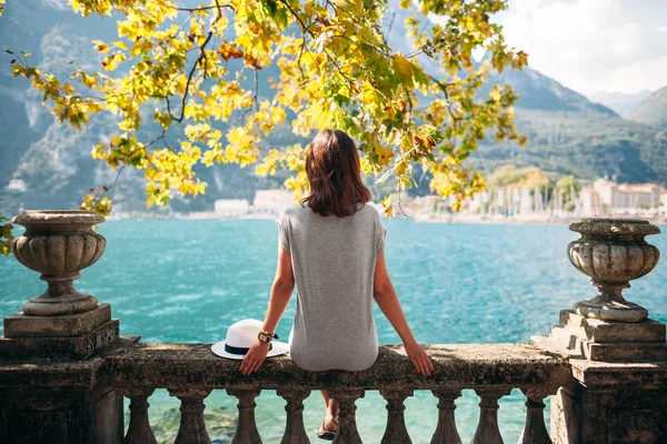 Jovem mulher no lago Garda — Fotografia de Stock