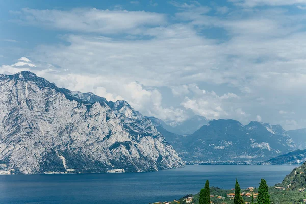 Τοπίο λίμνη Garda και βουνά — Φωτογραφία Αρχείου