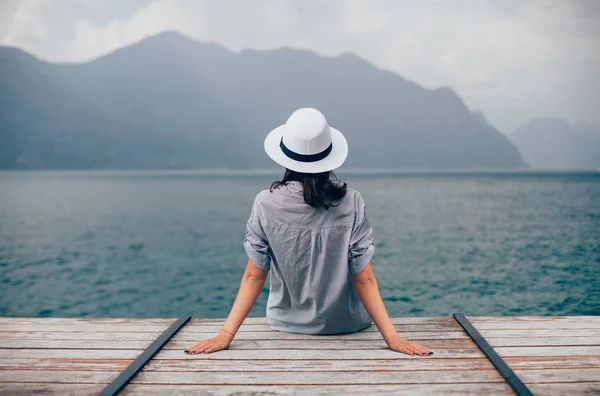 Vrouw ontspannen op pier — Stockfoto