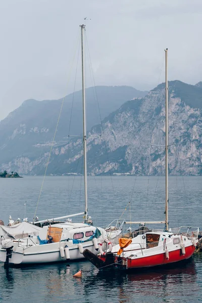 Yachts on Garda lake, Italy — Stock Photo, Image