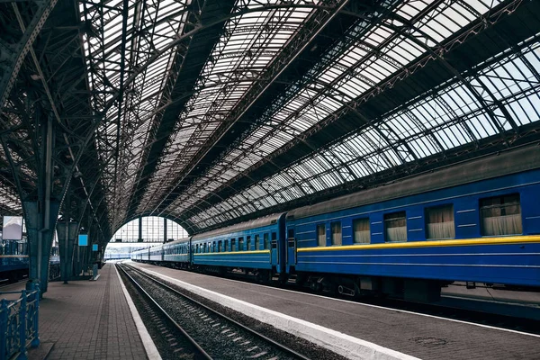 Trein staande op het platform — Stockfoto