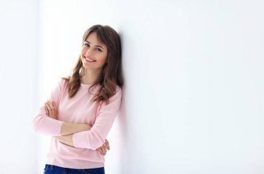 neşeli kendine güvenen kadın