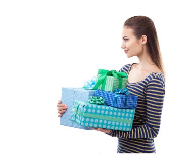 Hediye kutuları tutan kadın.