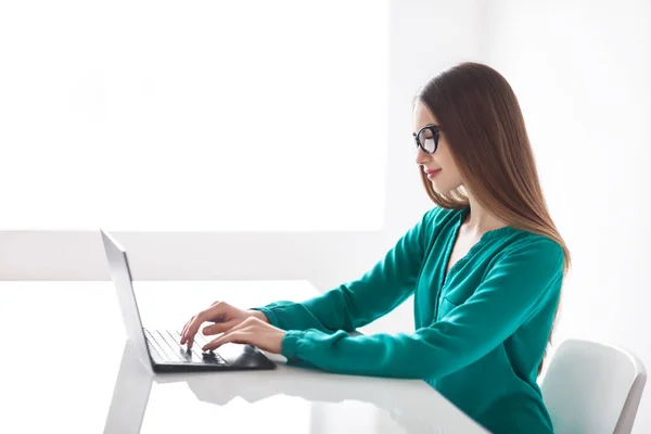 Young business woman — Stock Photo, Image