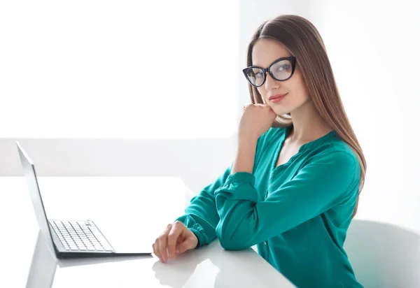 Mulher de negócios com laptop — Fotografia de Stock