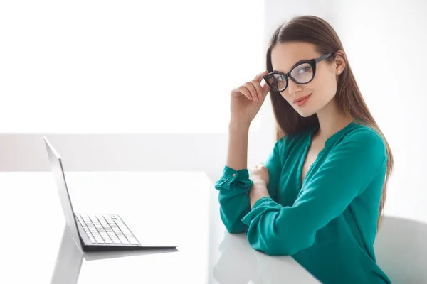 Kobieta biznesu z laptopem — Zdjęcie stockowe