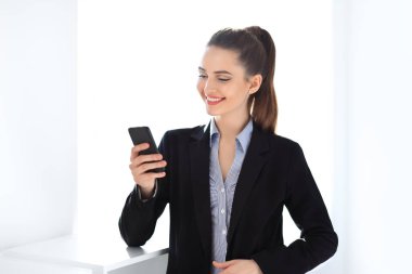 Cep telefonu tutan kadın.