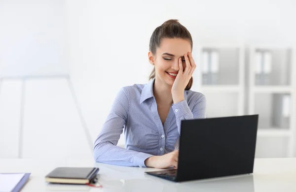 Kobieta biznesu z laptopem w biurze — Zdjęcie stockowe