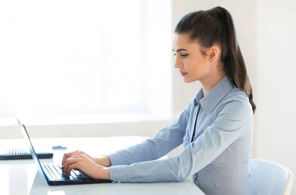 Vrouw die op laptop in het Bureau werkt — Stockfoto