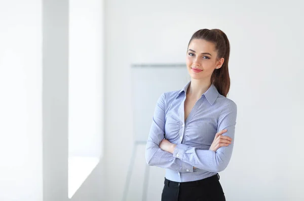 Mulher de negócios bonita no escritório — Fotografia de Stock