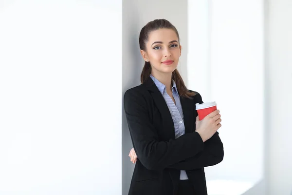 Geschäftsfrau mit Tasse Kaffee — Stockfoto