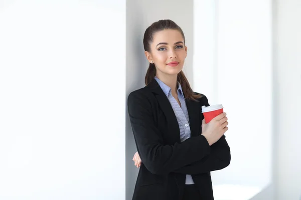 Zakenvrouw met kop koffie — Stockfoto