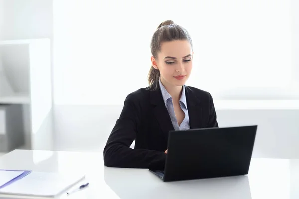 Zakenvrouw met laptop in het kantoor — Stockfoto