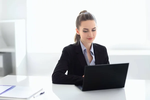 Donna d'affari con computer portatile in ufficio — Foto Stock