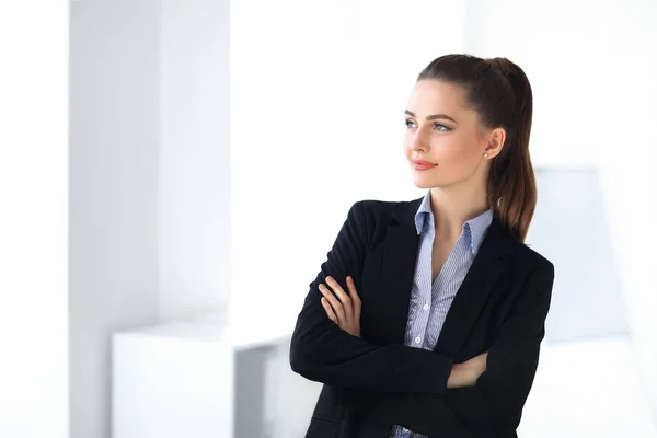 Schöne Geschäftsfrau im Büro — Stockfoto