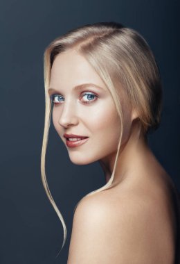 Güzel sarışın kadın portresi