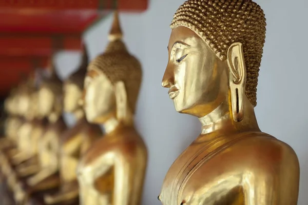 Ряд золотих статуй Будди — стокове фото