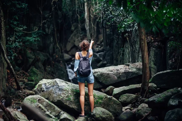 Junge Frau mit Rucksack im tropischen Dschungel — Stockfoto