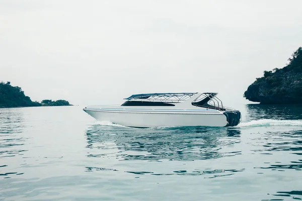 Yacht drifting in sea — Stock Photo, Image