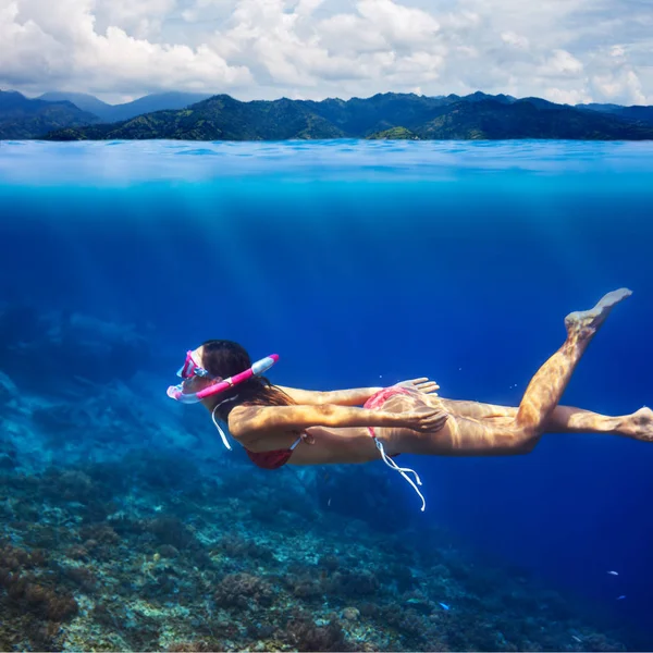 Mujer con máscara nadando bajo el agua — Foto de Stock