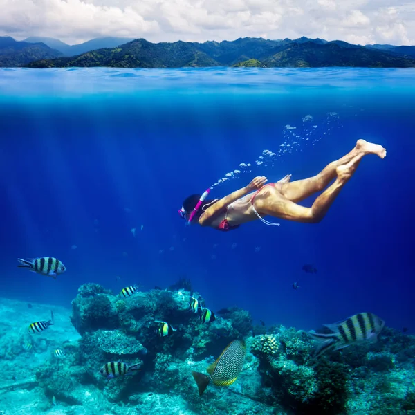 Woman with mask swimming underwater — Stock Photo, Image