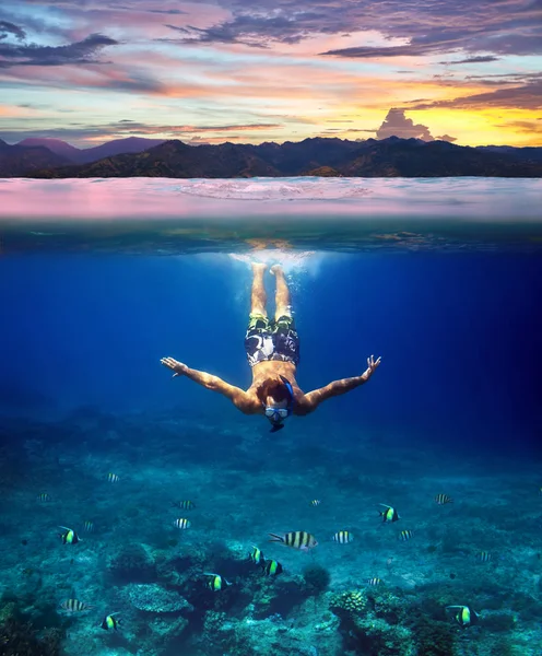 Jongeman snorkelen in zee — Stockfoto