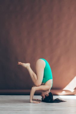 Yoga yapan kadın