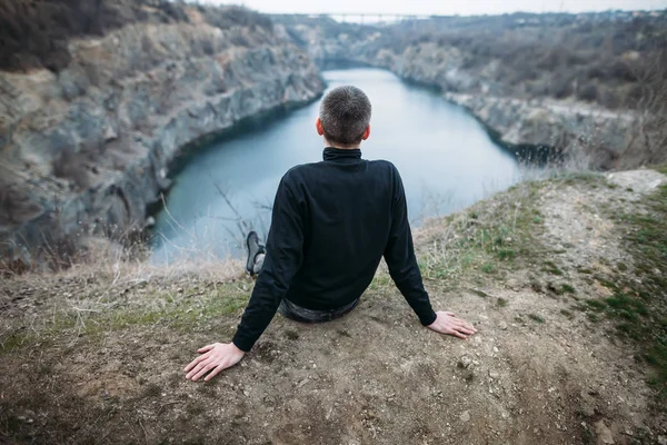 Adam arkadan görünüm sakin ol üzerinde kayalık uçurum — Stok fotoğraf