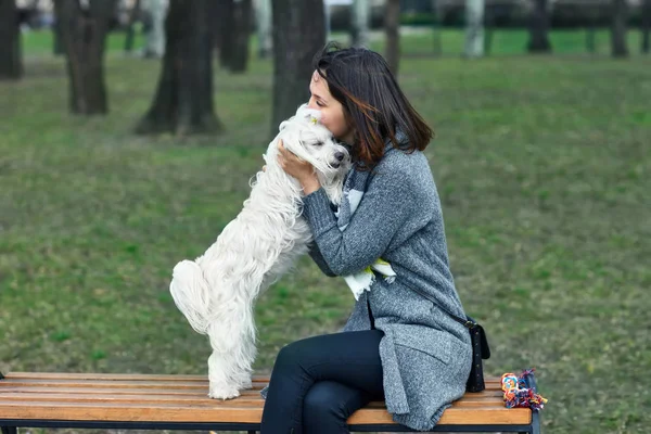 Propriétaire embrasser et embrasser son chien — Photo