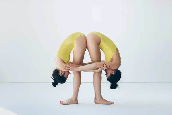Två unga kvinnor gör yoga asana — Stockfoto
