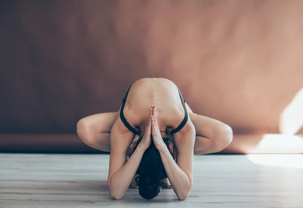 Beautiful dancer posing — Stock Photo, Image