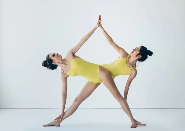 Dos hermosas mujeres haciendo yoga asana — Foto de Stock