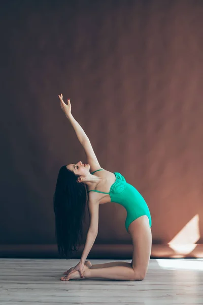 Vacker kvinna som gör yoga — Stockfoto