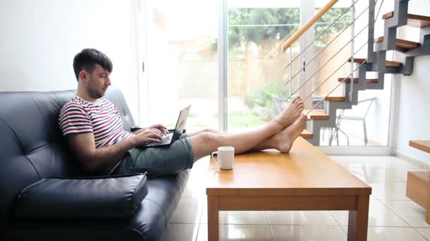 El hombre trabajando con el ordenador portátil — Vídeos de Stock