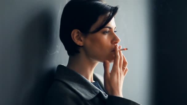 Fashionable woman smoking cigarette — Stock Video