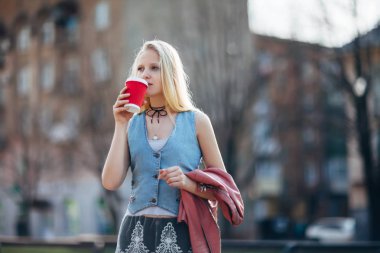 Kahve içen güzel kadın.