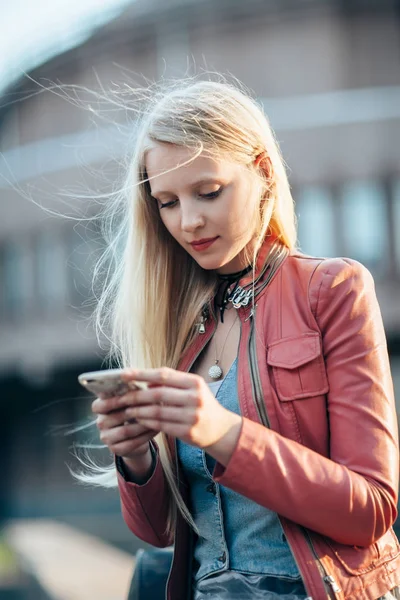 Woman using her mobile phone — Stock Photo, Image