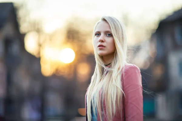 Mujer en la calle al atardecer —  Fotos de Stock