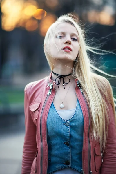 Hochmütige blonde Frau auf der Straße — Stockfoto