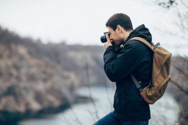 adam doğa fotoğraflarını çekiyor