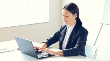 Dizüstü bilgisayar kullanan iş kadını